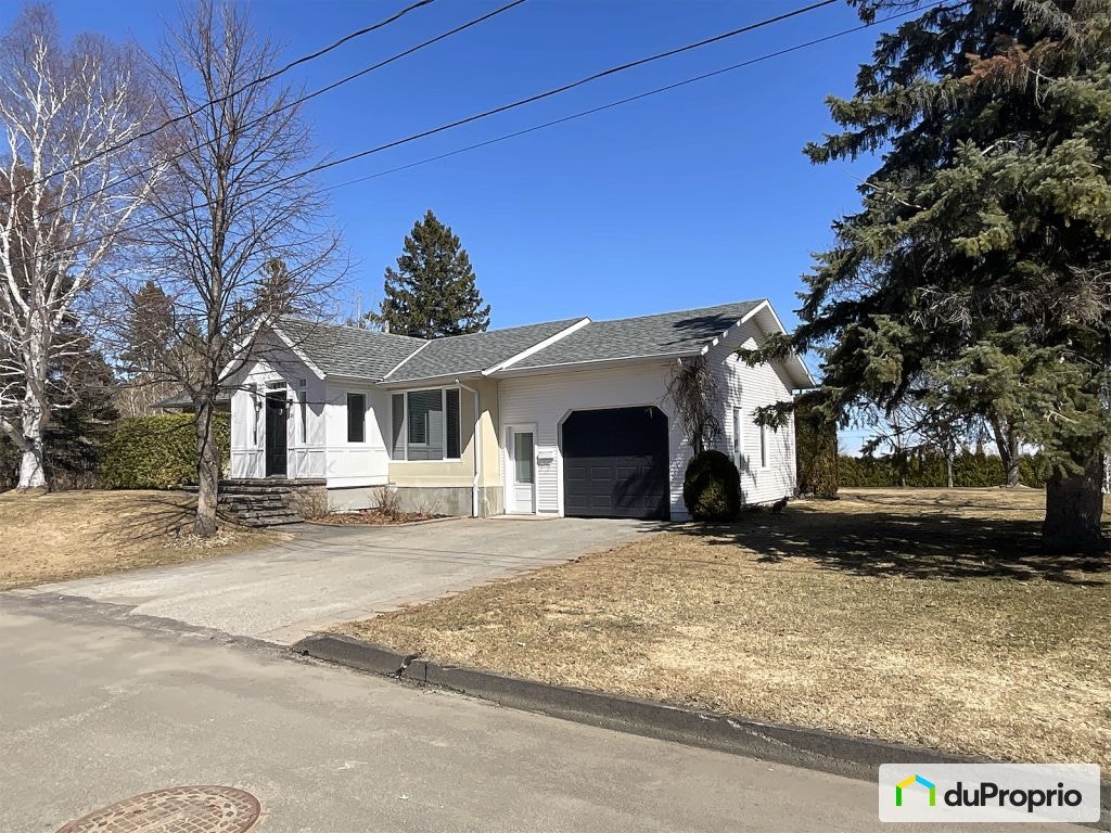 $399,000 - Bungalow for sale in Roberval — photo 1