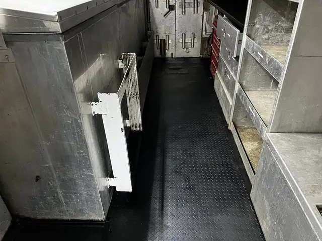 2005 Morgan Olson Workhorse 14 Foot Step Van with Shelving in Heavy Trucks in City of Montréal - Image 30