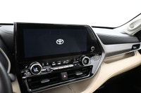 Discover efficiency, comfort, and versatility in this 2023 Toyota Highlander Hybrid AWD. Powered by... (image 5)