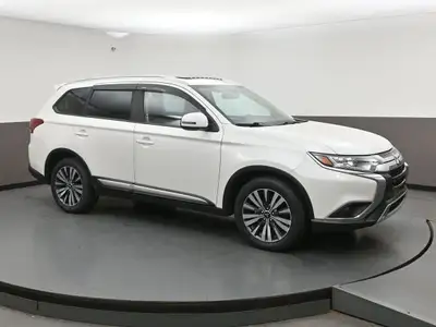 The 2020 Mitsubishi Outlander ES is a practical and comfortable SUV built for everyday driving and f...