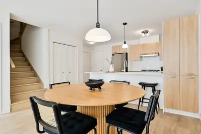 Plusieurs promotions en cours, détails au bureau de location. Dans le secteur revitalisé de la rue B...