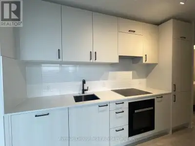 Welcome to 5 Quarrington Lane - New Unit at One Crosstown located at Tower 3 , a great large Communi...