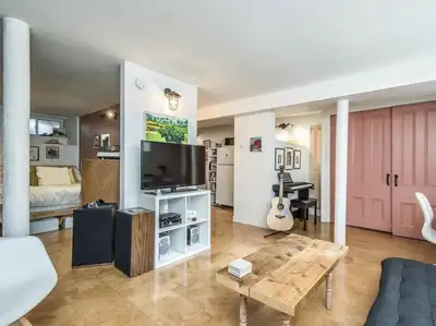Basement studio suite mere steps from Citadel Hill in one of Halifax's most historic neighborhoods....