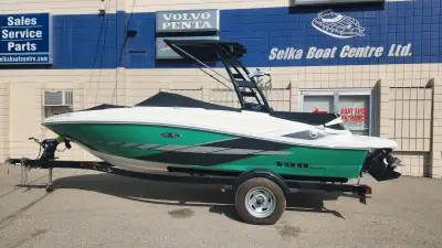 **REDUCED** End of season pricing on this one owner boat!! This 2014 Sea Ray 190 Sport comes with a...