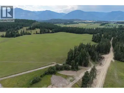 This private acreage is ideal for a rural homestead. It's just a short drive to Creston and 7 km fro...