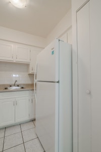 Akelius one bedroom apartment for rent. Located near Av. Wilderton in the Notre-Dame-De-Grace neighb... (image 3)