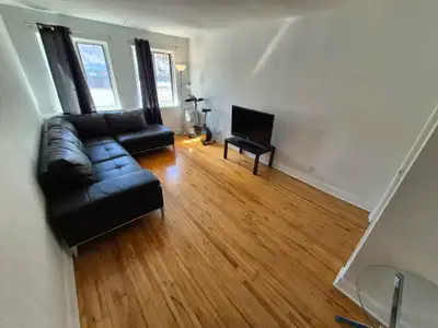 Logement dispoible le 1er juillet Beau grand 3 1/2 dans Rosemont, situé au 6580 20e avenue entre BEA...
