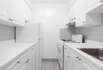 Situated in the West End's vibrant Davie Village, Hendry House offers an outdoor pool, a gym, and st...
