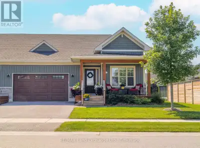 Desirable end unit townhouse backing onto the 4th green at The Club at Westlinks in beautiful Port E...