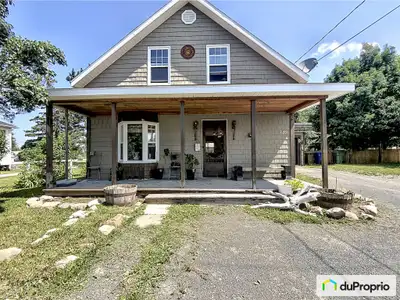 Maison 2 étages à vendre. Intérieur en bois avec de grandes pièces et beaucoup d'espace de rangement...