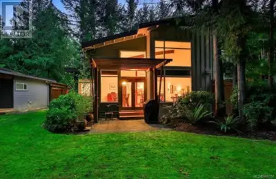 Located next to Rathtrevor Park and a short stroll to miles of sandy beach and parkland. A wonderful...