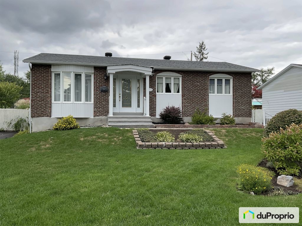 $688,000 - Bungalow for sale in Longueuil (St-Hubert) — photo 1