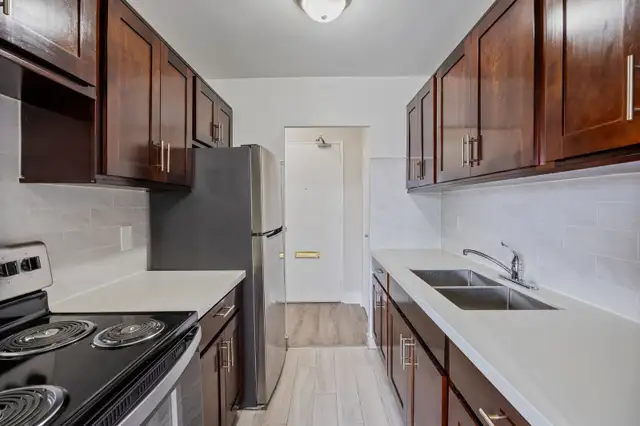 Beautiful Large Bachelor/Studio Apartment for Rent in Long Term Rentals in City of Toronto - Image 3