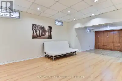 BSMT - 6 ELLENHALL SQUARE Toronto (Steeles), Ontario