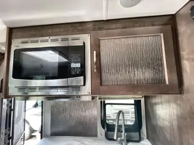 The Adventurer Manufacturing 23RB is a versatile Class C motorhome designed for comfort and convenie...