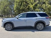 // ACCIDENT FREE!! // // SINGLE OWNER! // This used 2025 Nissan Pathfinder SL 4WD is a smart choice... (image 9)