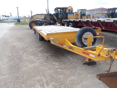 2011 Saturn 25 ft equipment beaver tail triple axle trailer with 21,000 lb GVW , rear ramps , wood f...