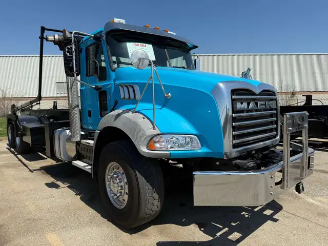 2016 Mack GU813 Granite Tandem Axle Roll Off Truck in Heavy Trucks in Oakville / Halton Region - Image 17
