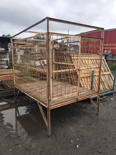 Cage à chien en métal. 60" de largeur, 84" de profondeur et 85" de hauteur. 425$/ch. 3 cages en lign...