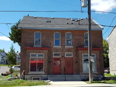 Spacious One-Bedroom Unit - 214 Montreal Street, Unit 3