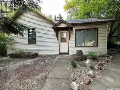 Great opportunity to own a 4 season lake property, short term rental or starter home. This 828 sq. f...
