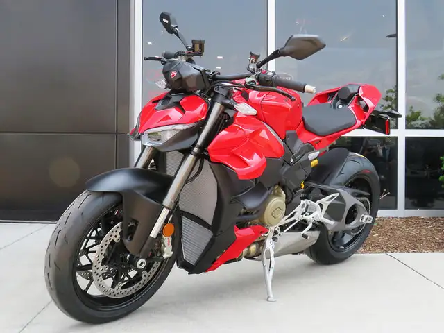 2025 Ducati Streetfighter V4 Ducati Red in Sport Bikes in Cambridge - Image 3