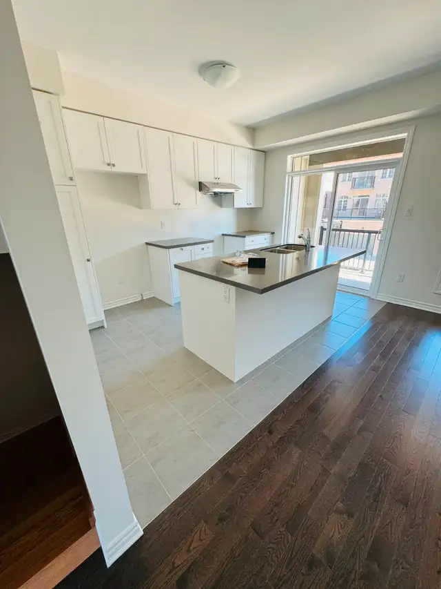 4 BEDROOMS NEW BUILD TOWNHOUE in Long Term Rentals in Oakville / Halton Region - Image 11