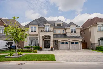 Stunning Fully Renovated 2-Storey Home Beautiful, spacious, and fully renovated 4-bedroom, 5-bathroo...