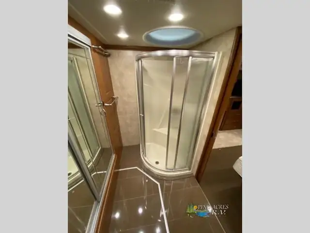 2015 Fleetwood RV Providence 42M only 027,446 Miles in RVs & Motorhomes in Moncton - Image 27