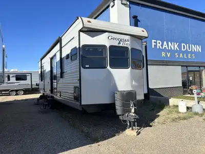 Georgian Bay GB 35 FK Park model trailer with va-5-floorplan slide out. Use the patio doors to enter...