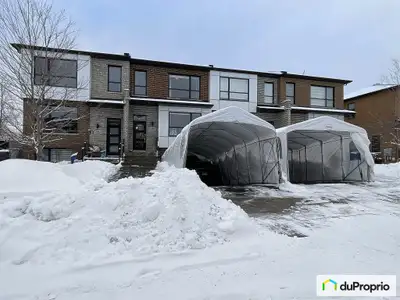 Magnifique maison jumelée construite en 2017 et possédant 3+1 chambres à coucher. Elle est située da...