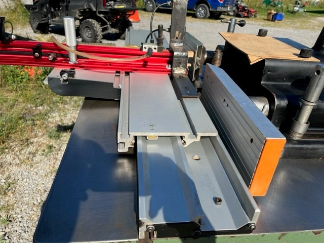 SCM 1 ¼ INCH SLIDING TABLE SHAPER WITH AIR CLAMPS in Power Tools in Markham / York Region - Image 4