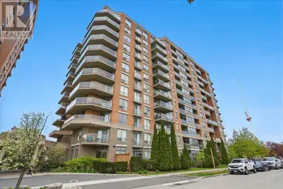 Located in the tranquil Lakeview neighbourhood of Mississauga, 1150 Parkwest Place offers a spacious...