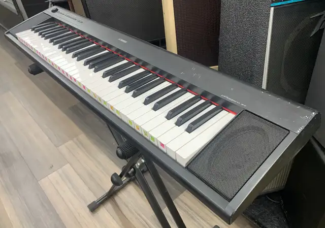 Yamaha NP-12 Electric Keyboard in Pianos & Keyboards in City of Toronto - Image 4