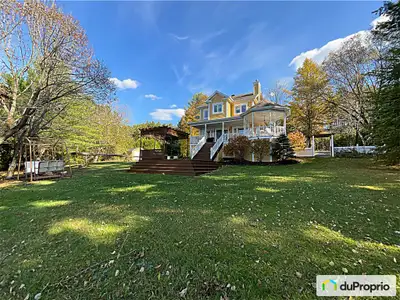 Nichée dans un cadre idyllique, cette élégante demeure de 1800 pi² offre une vue panoramique imprena...