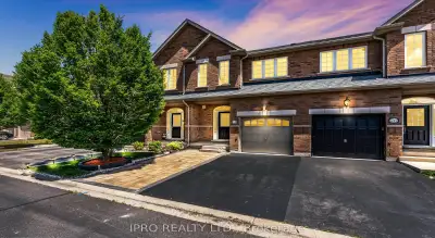 Price: $880,000 / $3,338/mo Step into this beautifully upgraded executive freehold townhouse offerin...