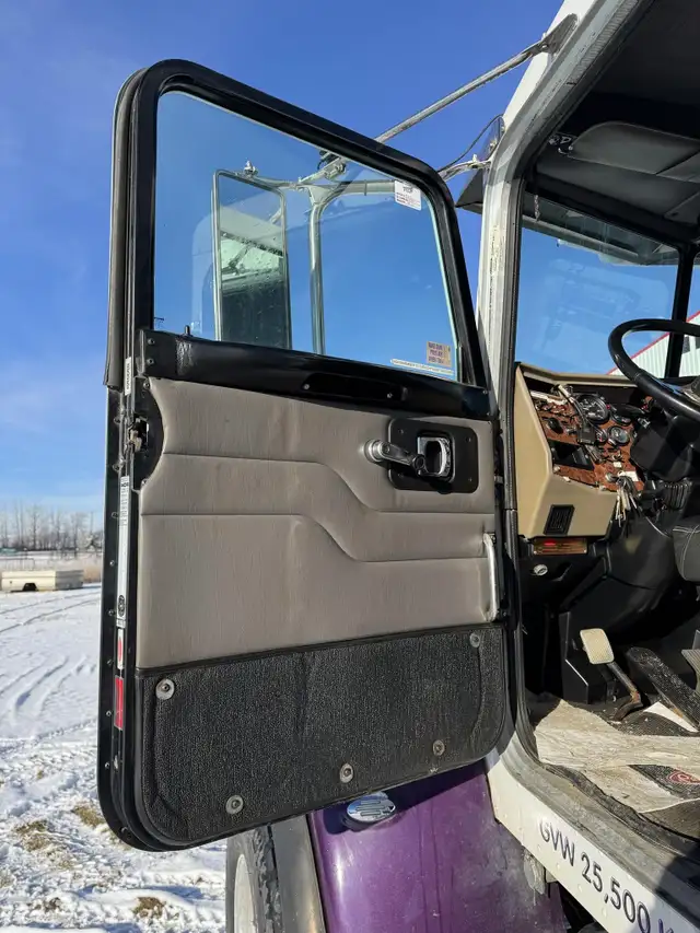 2005 PETERBILT 335 in Heavy Trucks in Saskatoon - Image 12
