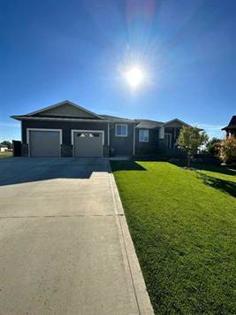 9 Greenview Place in Houses for Sale in Medicine Hat