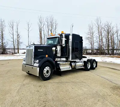 2016 Kenworth W900L Tandem With Sleeper Year: 2016 Make: Kenworth Model: W900L Mileage:995,767 kms (...