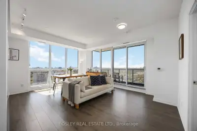 Enjoy breathtaking views of the CN Tower and downtown from this bright, modern corner unit! Featurin...
