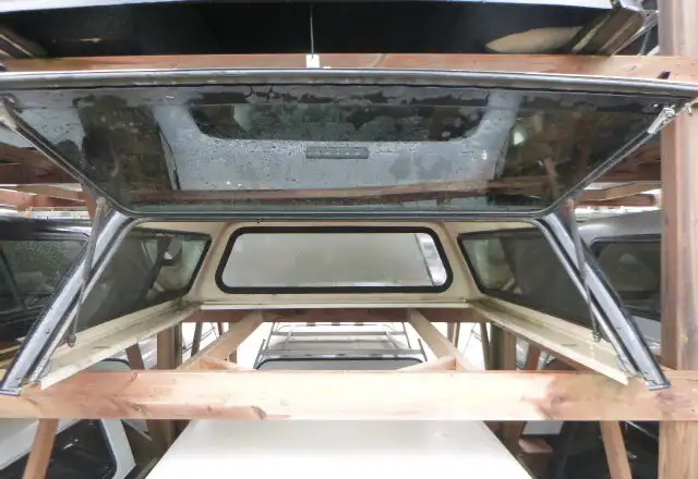 2007 - 2013 Chevrolet Silverado 6'5 99F Black Truck Cap in Other Parts & Accessories in Kitchener / Waterloo - Image 3