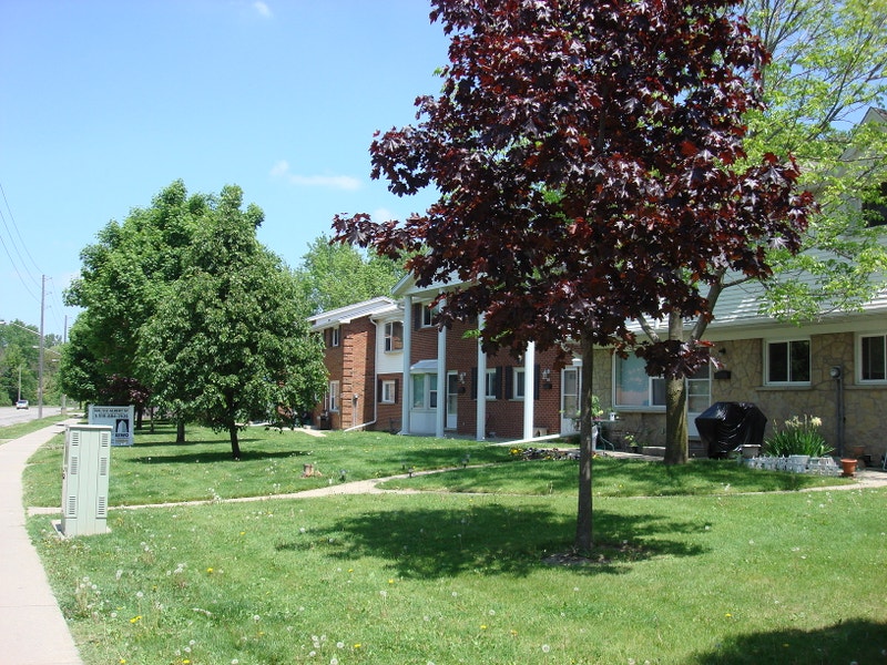 EIWO CANADIAN MANAGEMENT 2 BEDROOM TOWNHOUSE FOR RENT Long Term