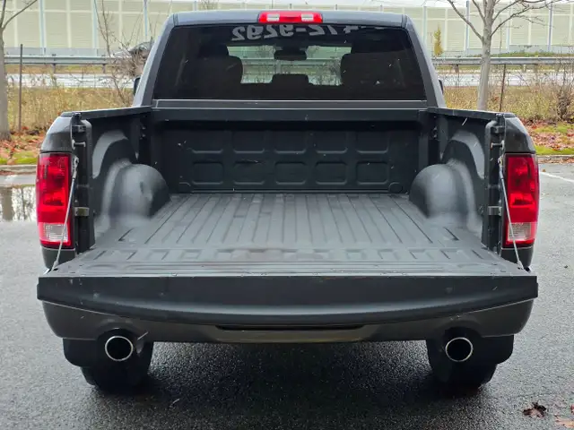 Ram 1500 Classic Express Hemi 4x4 2020 in Cars & Trucks in Laval / North Shore - Image 10