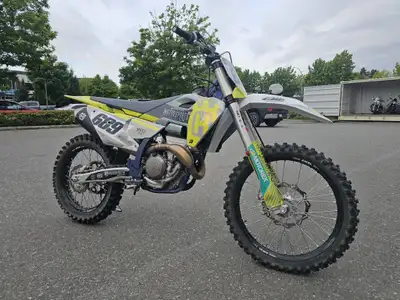 Low hours, only ridden by a local legend, cool graphics, dealer inspected, ready to go! WE SHIP EVER...