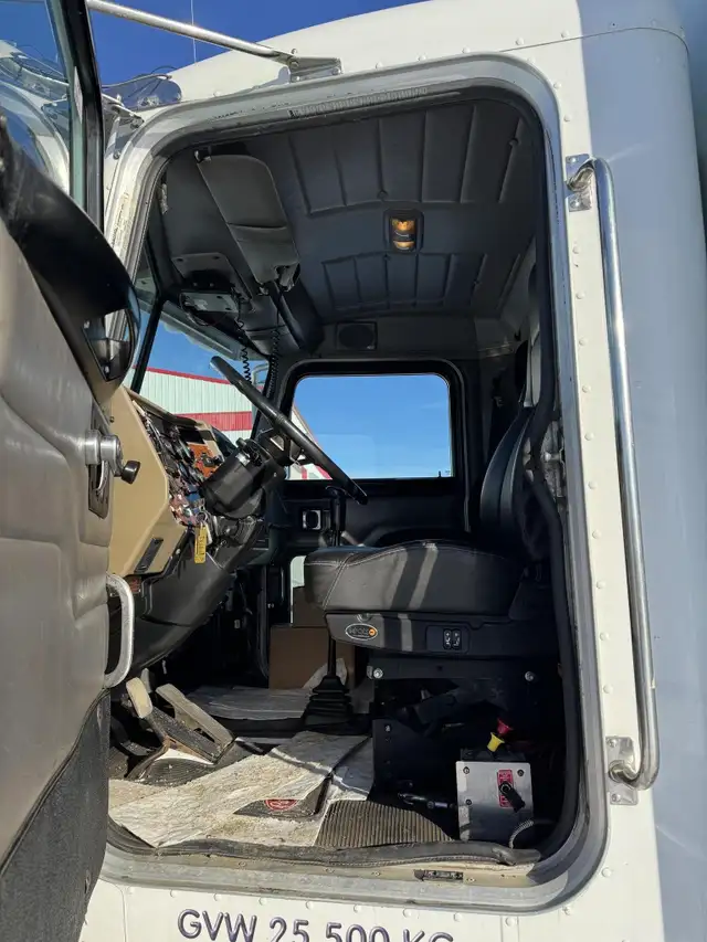 2005 PETERBILT 335 in Heavy Trucks in Saskatoon - Image 13