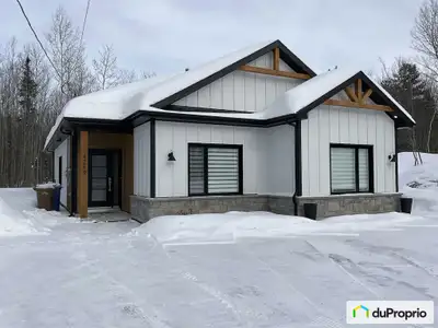 Jumelé sur dalle construit en 2023, Lac Kénogami Magnifique jumelé 4½ situé dans un secteur paisible...