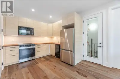 527 VYNER Crescent Unit# A Oakville, Ontario