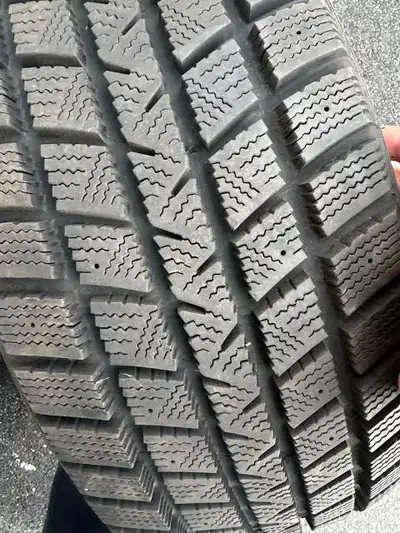 4 x 215/60/16 Goodyear WINTER tires 95 % tread left ,,,,Dot#2021 , Excellent tyres the best in the i...