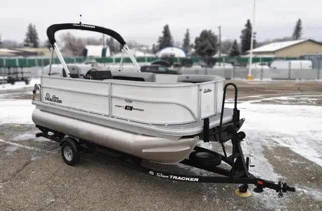 2026 Sun Tracker Party Barge 16 DLX Pontoon boat in Powerboats & Motorboats in Winnipeg - Image 3
