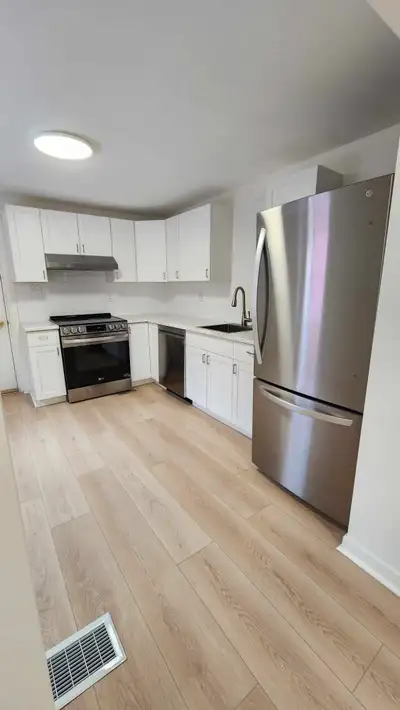 Welcome home to this beautiful 2 bedroom 1.5 bathroom apartment located steps away from the downtown...